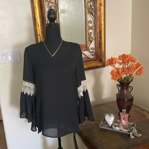 Gorgeous blouse with crochet!!! 🧶 🖤❤️🌸